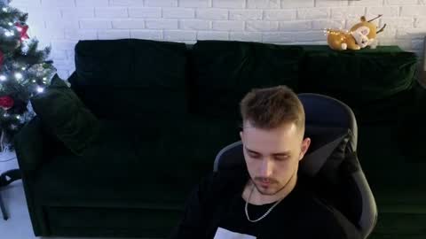 Snapshot of larstar01 chatting on December 19, 6:01 am Lars online show from December 19, 6:01 am