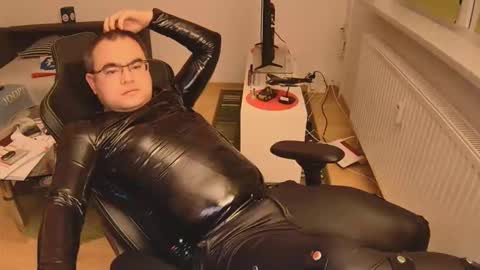 latexboy893 online show from December 1, 12:26 am