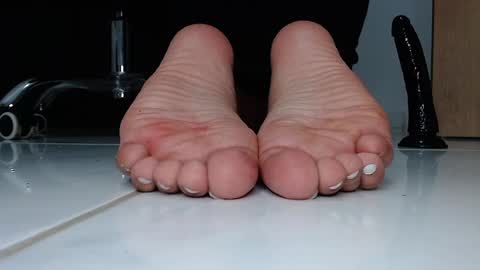 Snapshot of latinfeetqos chatting on December 26, 6:41 am Martina April online show from December 26, 6:41 am