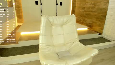 Snapshot of latrellx7 chatting on December 6, 1:44 pm LEANDRO online show from December 6, 1:44 pm