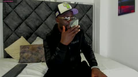 Snapshot of latrellx7 chatting on September 17, 3:41 am LEANDRO online show from September 17, 3:41 am