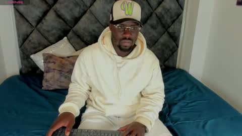 Snapshot of latrellx7 chatting on September 20, 2:45 am LEANDRO online show from September 20, 2:45 am