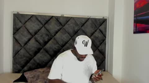 Snapshot of latrellx7 chatting on October 1, 3:45 am LEANDRO online show from October 1, 3:45 am