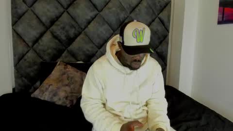 Snapshot of latrellx7 chatting on October 2, 2:40 am LEANDRO online show from October 2, 2:40 am