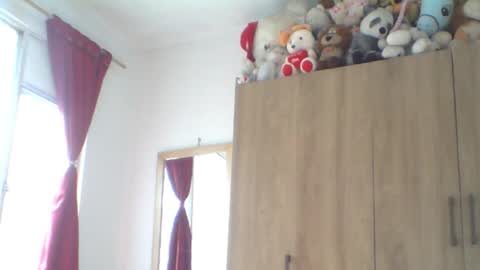 Laura online show from February 9, 8:13 pm