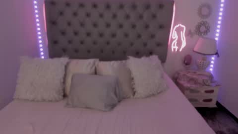 Snapshot of lau_123x chatting on February 25, 2:47 am Laura online show from February 25, 2:47 am