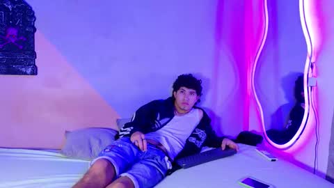 Snapshot of laura_and_kevin chatting on October 4, 1:53 pm laura_and_kevin online show from October 4, 1:53 pm