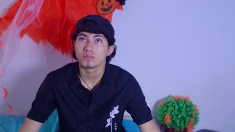 Snapshot of laura_and_kevin chatting on October 14, 2:18 pm laura_and_kevin online show from October 14, 2:18 pm