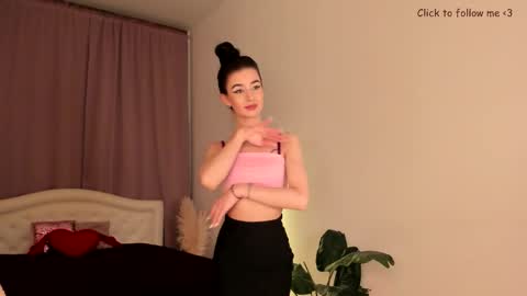 Laura online show from October 25, 7:52 pm