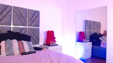 Snapshot of laura_dicardy chatting on November 18, 7:40 pm laura_dicardy online show from November 18, 7:40 pm