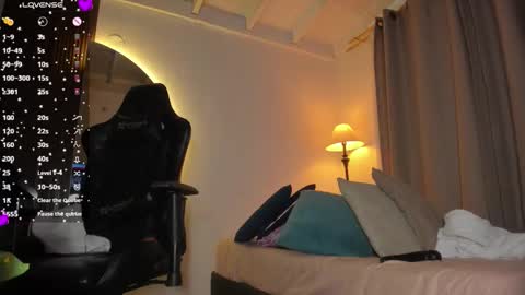 Snapshot of laura_hills18 chatting on October 30, 12:28 pm Lura online show from October 30, 12:28 pm