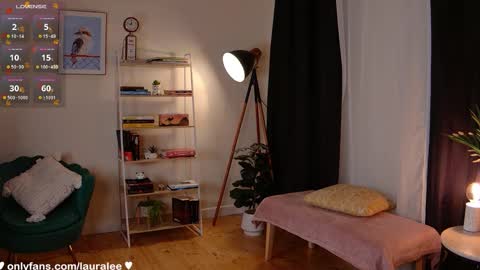 Snapshot of laura_lee chatting on October 19, 1:17 am Laura Lee. online show from October 19, 1:17 am