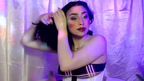 Snapshot of laura_pink01 chatting on February 17, 11:20 pm laura_pink01 online show from February 17, 11:20 pm