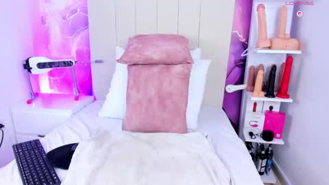 Laura Smith online show from February 19, 10:20 pm