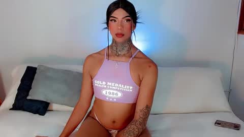 Snapshot of laura_sweet7 chatting on February 25, 9:24 pm Laura online show from February 25, 9:24 pm