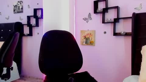 Snapshot of laurablue_ chatting on December 18, 1:37 am Laura Blue online show from December 18, 1:37 am