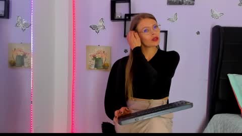 Snapshot of laurablue_ chatting on January 22, 2:15 am Laura Blue online show from January 22, 2:15 am