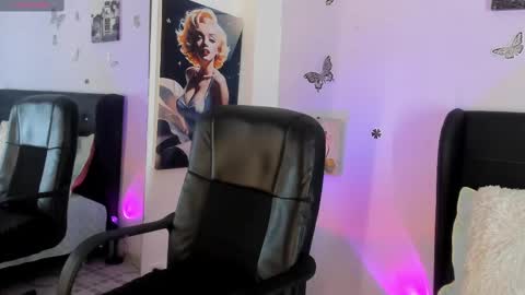 Snapshot of laurablue_ chatting on September 22, 8:55 pm Laura Blue online show from September 22, 8:55 pm