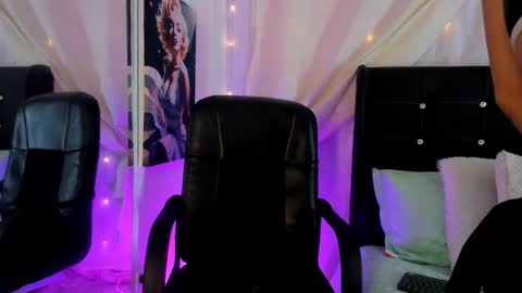 Snapshot of laurablue_ chatting on October 20, 9:48 pm Laura Blue online show from October 20, 9:48 pm