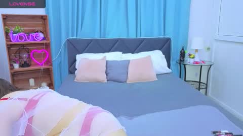 Snapshot of lauraellinss chatting on October 7, 7:05 am Laura online show from October 7, 7:05 am