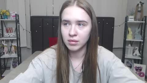 LauraHlot online show from September 12, 6:30 pm