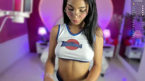 Snapshot of lauramartin1 chatting on February 6, 12:22 am Laura MartinGMT-5 2200-0600 online show from February 6, 12:22 am