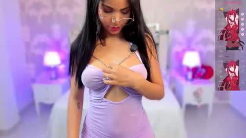 Snapshot of lauramartin1 chatting on November 18, 11:59 pm Laura MartinGMT-5 2200-0600 online show from November 18, 11:59 pm