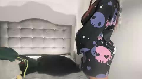 lauraohana online show from December 3, 2:03 am