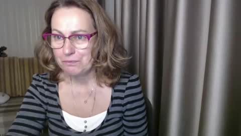 Lauraoven1 online show from December 18, 2:06 pm