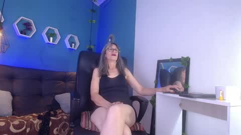 Snapshot of laurasofia45 chatting on February 27, 10:32 pm Laura Sofia online show from February 27, 10:32 pm