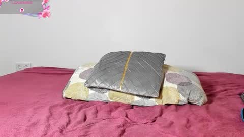 Snapshot of laurasommer chatting on October 7, 6:16 pm Laura Lara Sommer online show from October 7, 6:16 pm