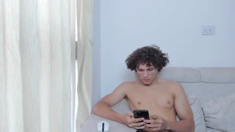 Snapshot of laureent__ chatting on December 29, 7:22 pm Laureent online show from December 29, 7:22 pm