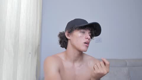 Snapshot of laureent__ chatting on December 30, 5:44 pm Laureent online show from December 30, 5:44 pm