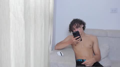 Snapshot of laureent__ chatting on January 1, 5:22 pm Laureent online show from January 1, 5:22 pm