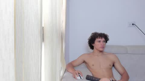 Snapshot of laureent__ chatting on January 2, 6:01 pm Laureent online show from January 2, 6:01 pm