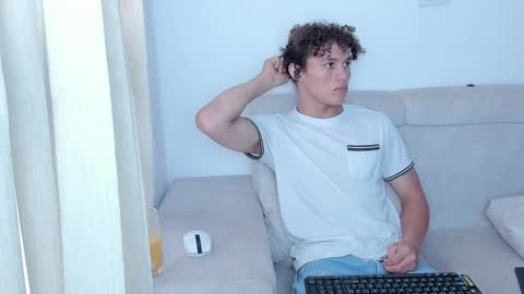 Snapshot of laureent__ chatting on February 6, 9:38 pm Laureent online show from February 6, 9:38 pm