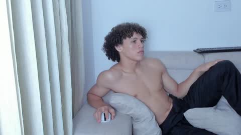 Snapshot of laureent__ chatting on February 8, 9:46 am Laureent online show from February 8, 9:46 am