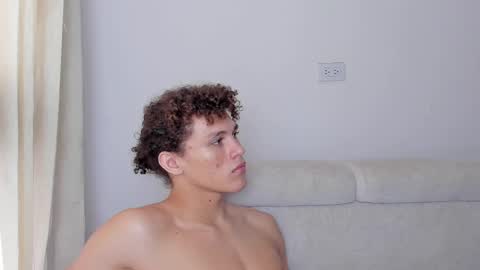 Snapshot of laureent__ chatting on February 12, 1:06 pm Laureent online show from February 12, 1:06 pm