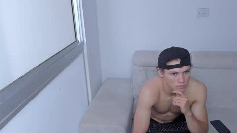 Snapshot of laureent__ chatting on February 24, 9:20 pm Laureent online show from February 24, 9:20 pm