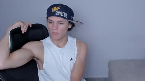 Snapshot of laureent__ chatting on December 3, 8:40 pm Laureent online show from December 3, 8:40 pm