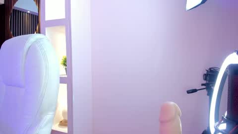 Snapshot of lauroberts chatting on March 12, 7:13 am Lau Roberts online show from March 12, 7:13 am