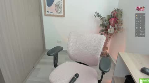 Snapshot of lauryn_chills chatting on October 9, 5:33 pm Lauryn online show from October 9, 5:33 pm