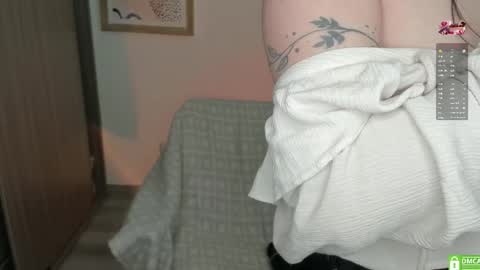 Snapshot of lauryn_chills chatting on October 11, 9:02 pm Lauryn online show from October 11, 9:02 pm