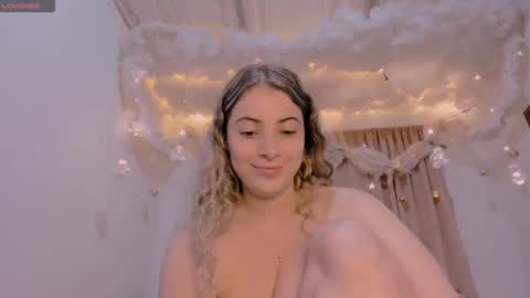 Snapshot of lauu_g chatting on December 4, 6:44 am Lauu G online show from December 4, 6:44 am