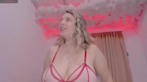 Snapshot of lauu_g chatting on January 12, 6:49 am Lauu G online show from January 12, 6:49 am