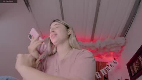 Snapshot of lauu_g chatting on February 15, 3:09 am Lauu G online show from February 15, 3:09 am