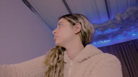 Snapshot of lauu_g chatting on March 1, 4:37 am Lauu G online show from March 1, 4:37 am