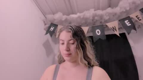 Snapshot of lauu_g chatting on October 31, 9:54 am Lauu G online show from October 31, 9:54 am