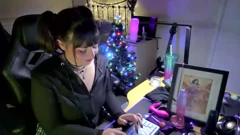 Lavenderrzz online show from December 19, 2:24 pm