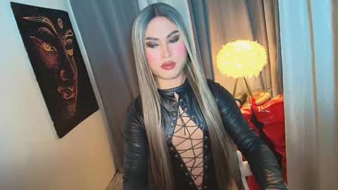Snapshot of lavictoria_ladyboy chatting on October 16, 7:04 pm Victoria online show from October 16, 7:04 pm